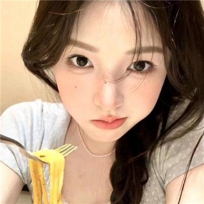 穿黄睡衣的女孩